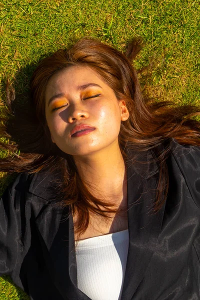 Een Aantrekkelijke Zuid Aziatische Vrouw Draagt Een Zwarte Formele Jas — Stockfoto