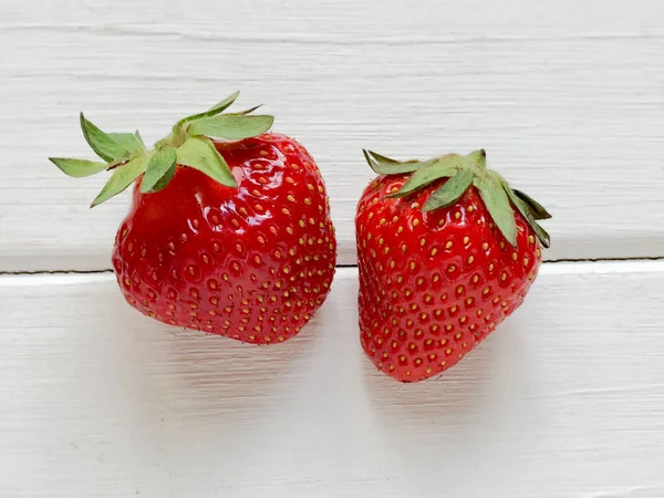 Blick Von Oben Auf Zwei Reife Erdbeeren — Stockfoto