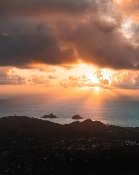 Een Verticaal Shot Van Het Mokulua Eiland Omringd Door Zee — Stockfoto