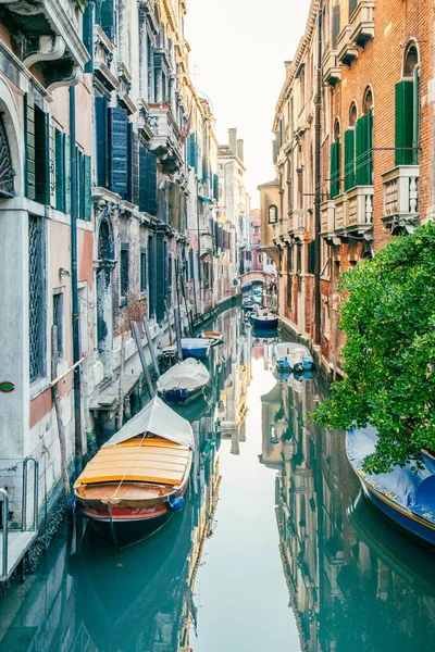 Tiro Vertical Barcos Canal Cercado Por Edifícios Antigos Veneza Itália — Fotografia de Stock