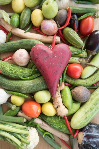 Drewniane Czerwone Serce Wierzchu Różnych Świeżych Warzyw Ekologicznych — Zdjęcie stockowe