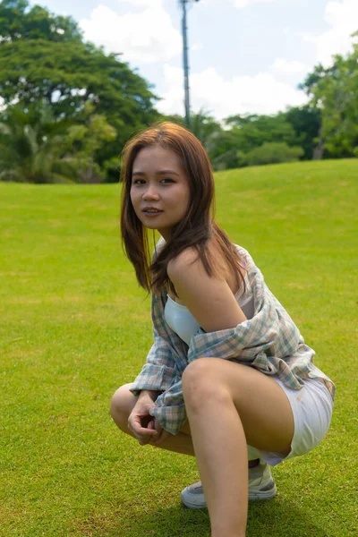 Retrato Una Joven Mujer Del Sur Asia Posando Seductora Parque —  Fotos de Stock