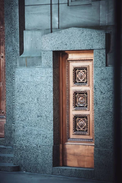 Tiro Vertical Uma Antiga Porta Frente Cobre Ornamentado — Fotografia de Stock