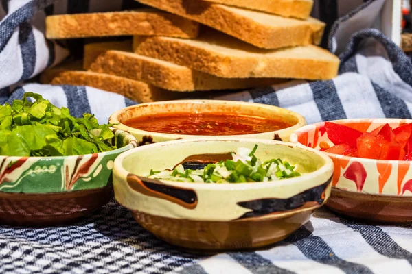 Különböző Saláta Összetevők Paradicsom Szósz Nyers Zöldségek Egészséges Reggeli — Stock Fotó
