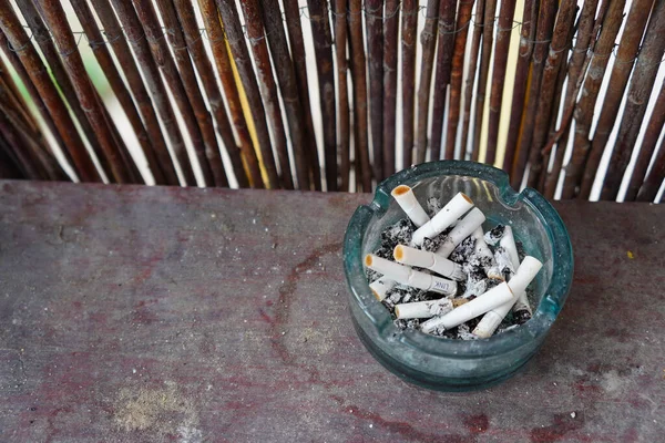 Lengyelország 2021 Július Füstölt Cigaretták Közelsége Egy Üveghamutartóban Egy Fából — Stock Fotó