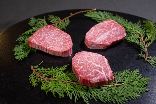 Dilim Çiğ Wagyu Bifteğinin Yakın Plan Çekimi — Stok fotoğraf