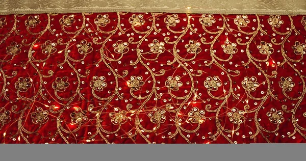 Närbild Ett Dekorativt Mönstrat Rött Guld Tyg — Stockfoto