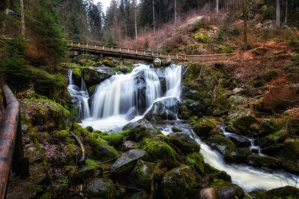 Krásný Záběr Vodopádu Obklopeného Zelení Německu — Stock fotografie