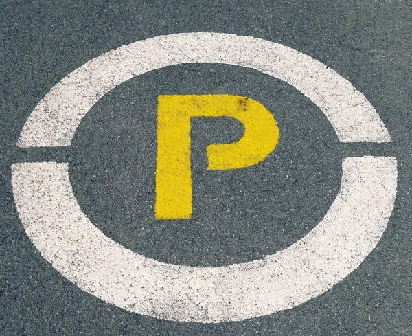 Señal Amarilla Estacionamiento Asfalto —  Fotos de Stock
