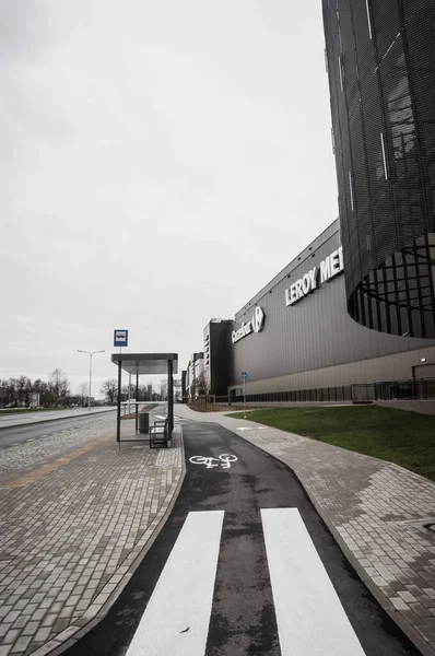 Познан Польша Ноя 2016 Пешеходная Дорожка Ведущая Зданию Торгового Центра — стоковое фото