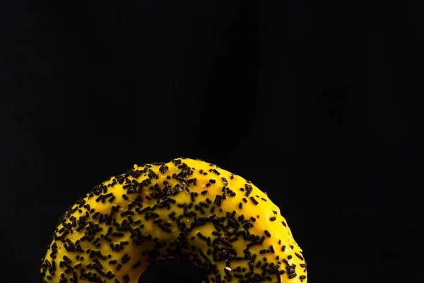 一种新鲜的色泽鲜美的甜甜圈 与黑色背景隔离在一起 — 图库照片
