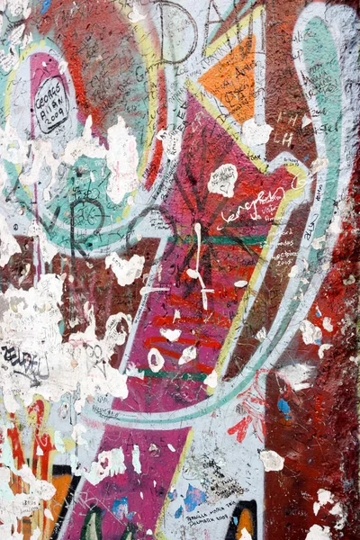 ドイツのベルリンの赤い壁に落書き — ストック写真