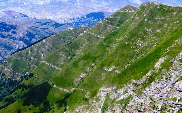 Eine Luftaufnahme Von Hohen Gipfeln Mit Viel Grün Bedeckt — Stockfoto