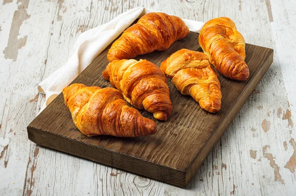 Les Croissants Fraîchement Cuits Sur Une Planche Bois — Photo