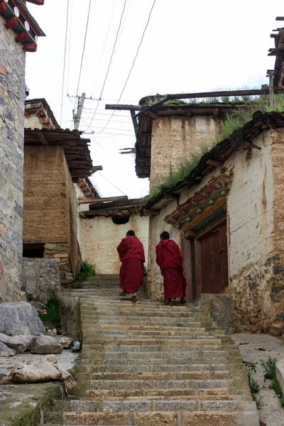 Dois Monges Budistas Trajes Tradicionais Subindo Escadas Para Templo Shangri — Fotografia de Stock