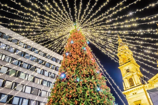 Eine Aufnahme Der Weihnachtsbeleuchtung Auf Dem Szent Istvan Platz Budapest — Stockfoto