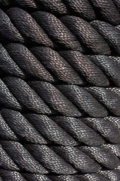 黒いロープの垂直ショット — ストック写真