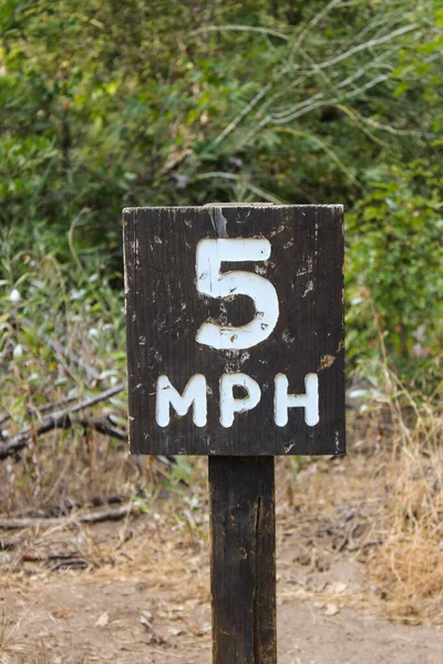 Una Toma Vertical Signo Bosque Con Texto Mph —  Fotos de Stock