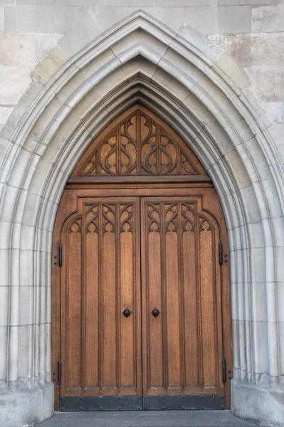 Παραδοσιακή Τοξωτή Ξύλινη Πόρτα Στο Εξωτερικό Της Μεταρρυθμισμένης Εκκλησίας Του — Φωτογραφία Αρχείου