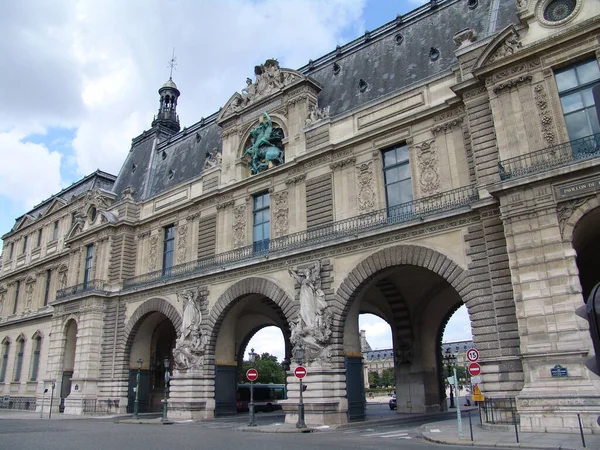 Paris Francja Sierpnia 2010 Szczegóły Architektoniczne Renesansowych Fasad Muzeum Luwru — Zdjęcie stockowe