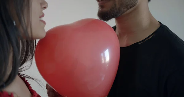 Casal Segurando Balão Vermelho Forma Coração Entre Eles — Fotografia de Stock