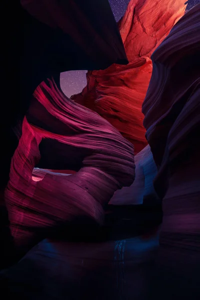 Uma Foto Vertical Antelope Canyon Deixando Luz Sol Passar Arizona — Fotografia de Stock