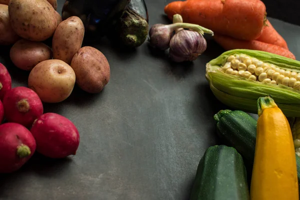 부엌에 식탁에 생야채를 — 스톡 사진