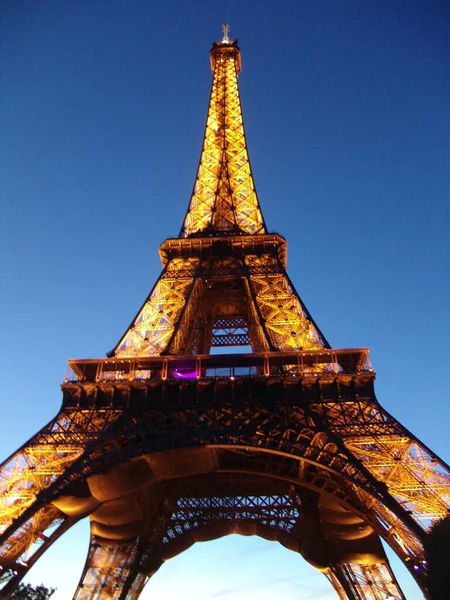 Paris Francja Sierpnia 2010 Niski Kąt Strzału Wieży Eiffla Nocy — Zdjęcie stockowe