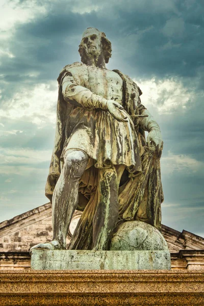 Вертикальный Снимок Собора Карденасе Статуей Христофора Колумба Кубе — стоковое фото