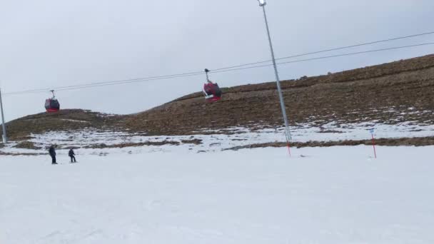 Malownicze Zdjęcia Ludzi Jeżdżących Nartach Śnieżnej Górze Pochmurny Dzień — Wideo stockowe