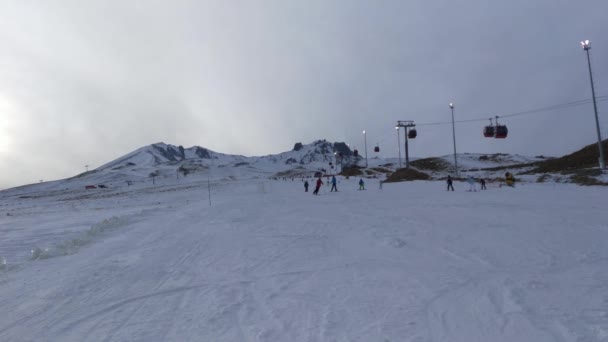 Szenische Aufnahmen Von Skifahrern Auf Schneebedeckten Bergen Bewölkten Tagen — Stockvideo