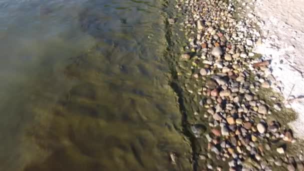 水滴在河上的屋顶上 — 图库视频影像