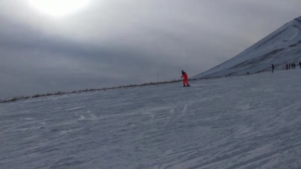 Natursköna Bilder Människor Som Åker Skidor Snöiga Berg Molnig Dag — Stockvideo