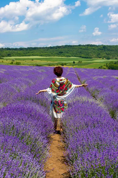 Uma Visão Traseira Uma Mulher Elegante Andando Campo Lavanda Com — Fotografia de Stock