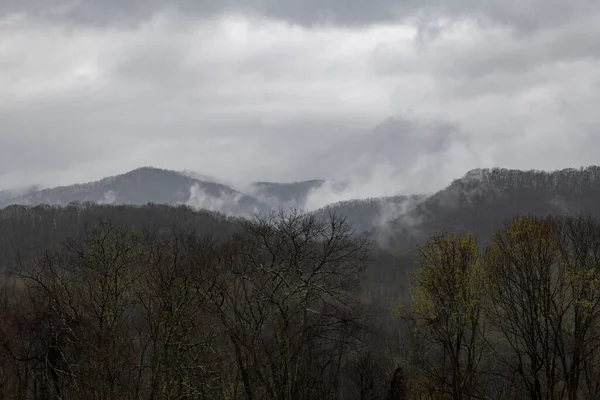 Uma Vista Hipnotizante Das Montanhas Virgínia Ocidental Com Nevoeiro Irregular — Fotografia de Stock