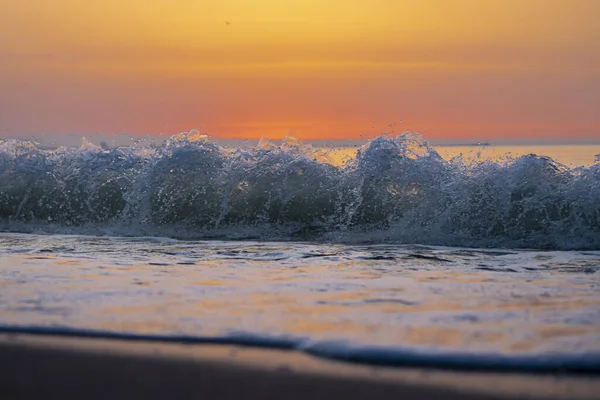 Güzel Bir Köpük Dalgası Turuncu Günbatımında Kumlu Bir Sahile Vuruyor — Stok fotoğraf