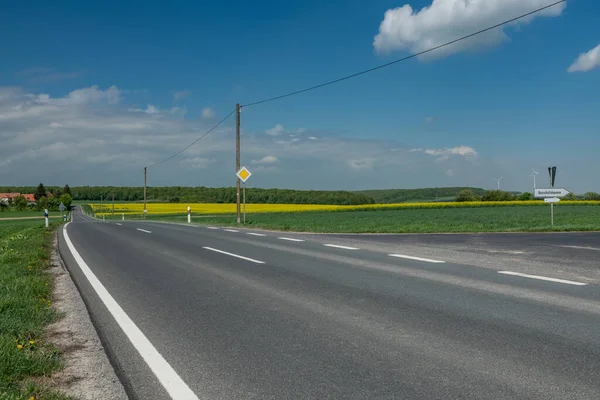 Droga Otoczona Piękną Przyrodą Pod Błękitnym Niebem — Zdjęcie stockowe