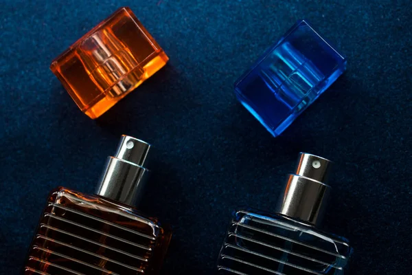 Een Bovenaanzicht Van Twee Parfumflesjes Tafel Met Een Donkere Wazige — Stockfoto