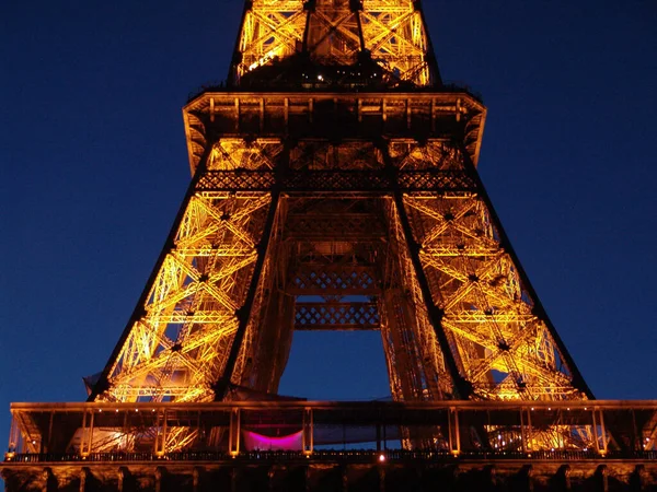 Paris Frankreich August 2010 Eine Nahaufnahme Des Eiffelturms Bei Nacht — Stockfoto