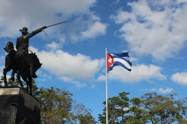 Bandeira Cuba Perto Edifícios Estátuas Beira Mar — Fotografia de Stock