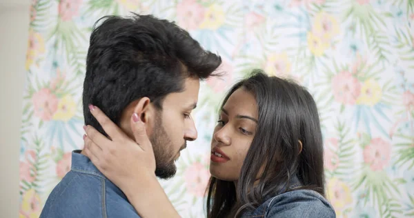 Een Jong Indiaas Echtpaar Een Bijna Kussende Positie Thuis — Stockfoto