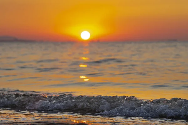 Μια Όμορφη Φωτογραφία Πορτοκαλί Ηλιοβασιλέματος Πάνω Από Θάλασσα — Φωτογραφία Αρχείου