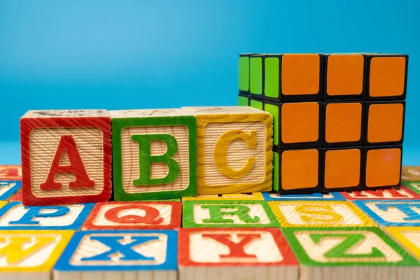 Zbliżenie Ujęcie Alfabetu Edukacyjnego Drewniane Bloki Dla Dzieci — Zdjęcie stockowe