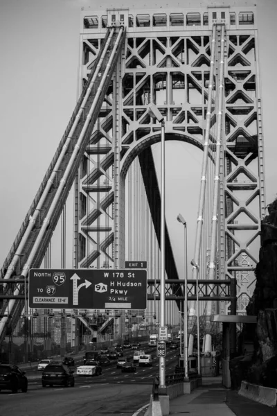 米国のジョージ ワシントン橋を走行する車両のグレースケールショット — ストック写真