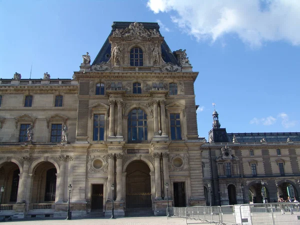 Paris Francja Sierpnia 2010 Szczegóły Architektoniczne Renesansowych Fasad Muzeum Luwru — Zdjęcie stockowe