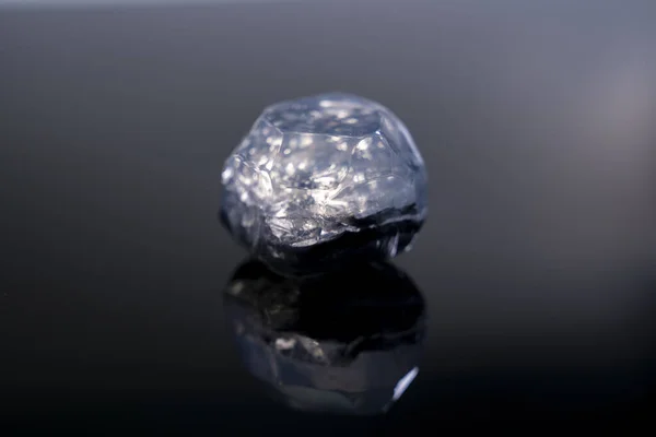 Een Close Van Een Blauwe Maan Diamant Kristal Een Grijs — Stockfoto