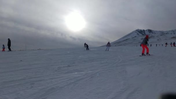 Natursköna Bilder Människor Som Åker Skidor Snöiga Berg Molnig Dag — Stockvideo
