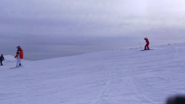 Imagens Cênicas Pessoas Esquiando Montanha Nevada Dia Nublado — Vídeo de Stock