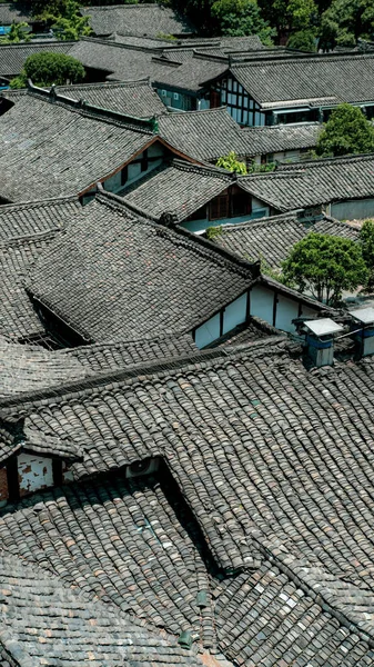 贫穷地区小型房屋相同屋顶的一个垂直的高角截图 — 图库照片