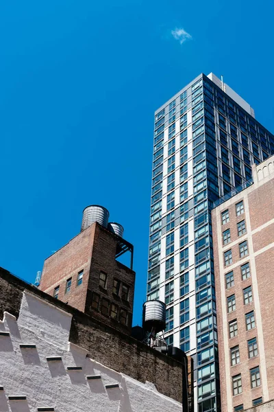 在阳光灿烂的日子里 纽约市摩天大楼的低角照片 — 图库照片